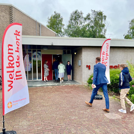 Welkom met voordeur kerk en personen die naar binnen lopen